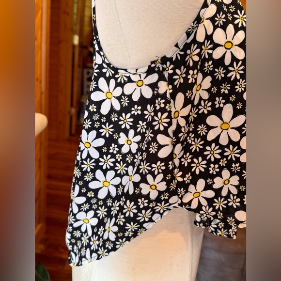 TRADED 💖 Daisy Cropped Spaghetti Strap Top - Picture 2 of 5